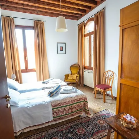 San Trovaso Apartment *