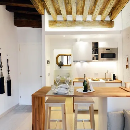 - Biennale 1 - 2 - 3 Apartment *