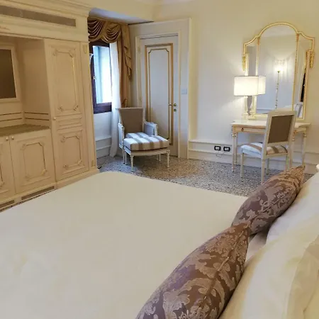 Ca' Bonfadini Historic Experience Hotel
