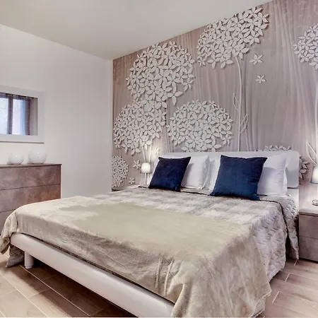 White Flowers With Canal View By Wonderful Italy Apartment Venice