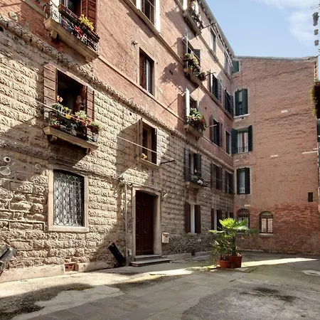 White Flowers With Canal View By Wonderful Italy Apartamento Venecia