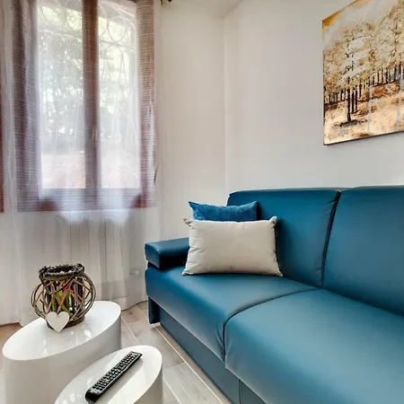 Apartment White Flowers With Canal View By Wonderful Italy