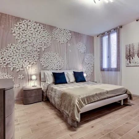 White Flowers With Canal View By Wonderful Italy Apartment Venice