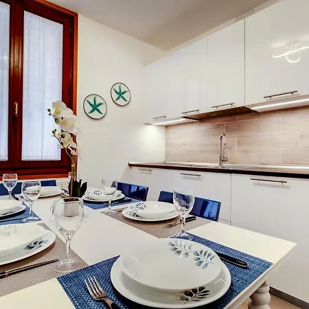 Apartment White Flowers With Canal View By Wonderful Italy Venice