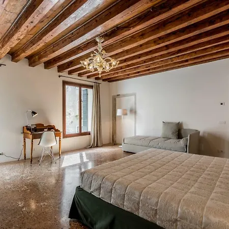 Sensale Design With Canal View Venice