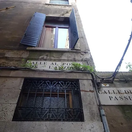Youth Palace Ostello *