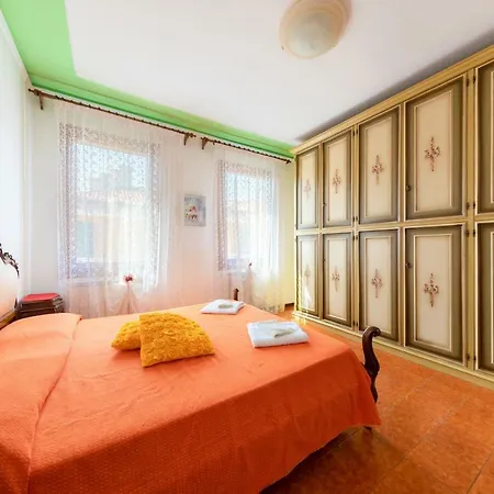 Near Station Santa Lucia Two Bedroom Apartment
