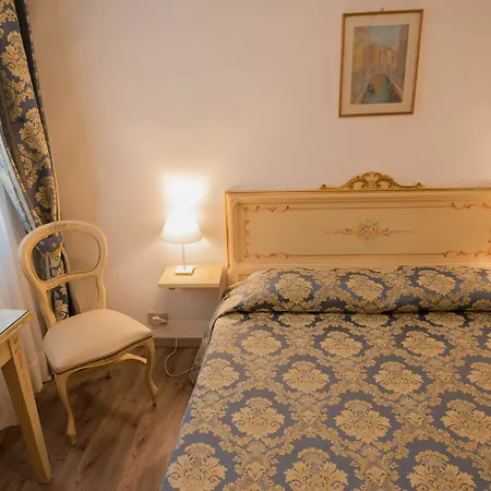 Casa Peron Hotel *