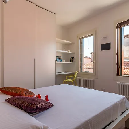 20 Windows On Apartment Venedig