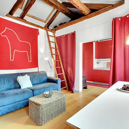 Bragora Smoochy Attic *
