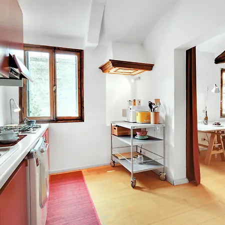 Bragora Smoochy Attic *