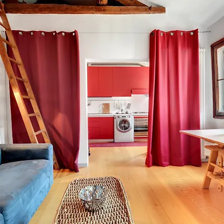 Bragora Smoochy Attic