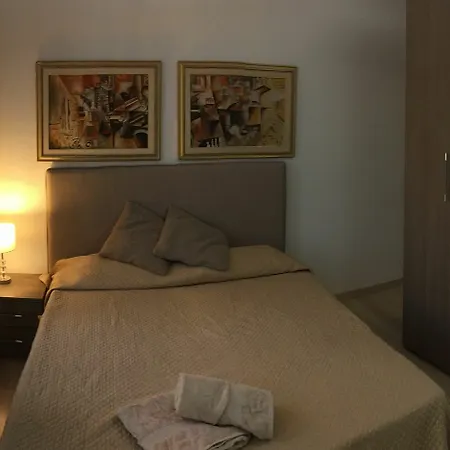 Harry's Canal View Apartment