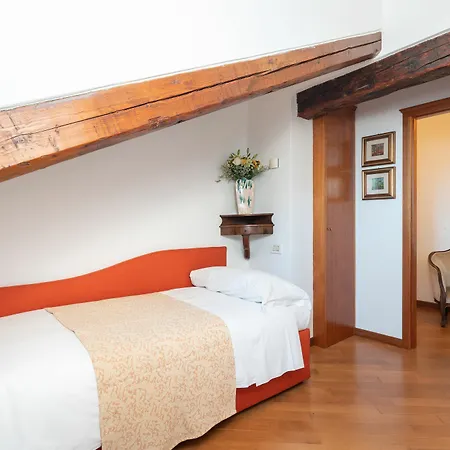 Ve.n.i.ce Cera Angels' Attic * Venice