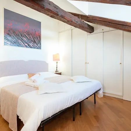 Ve.n.i.ce Cera Angels' Attic Apartment