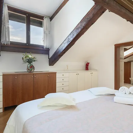 Ve.n.i.ce Cera Angels' Attic Apartment *