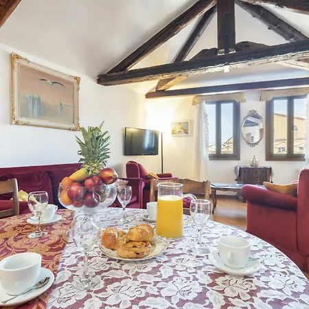 Ve.n.i.ce Cera Angels' Attic Apartment Venice