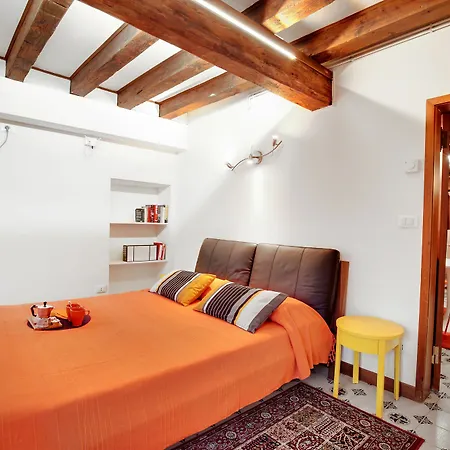 Overlooking Grand Canal Apartment *
