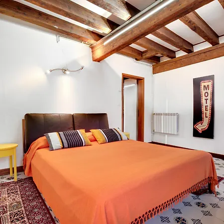 Apartment Overlooking Grand Canal