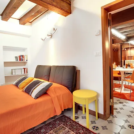 Apartment Overlooking Grand Canal