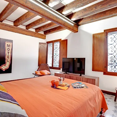 Apartment Overlooking Grand Canal Venice