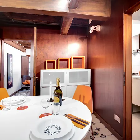 Overlooking Grand Canal Apartment