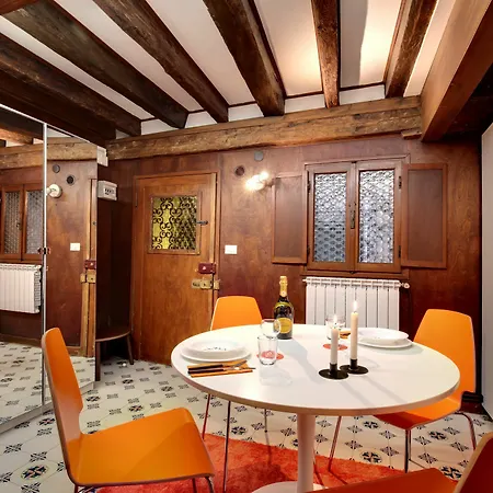Overlooking Grand Canal Apartment