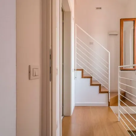 Carmini Canal View And Balcony With Lift Apartment Venice