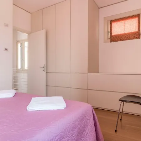 Carmini Canal View And Balcony With Lift Apartment