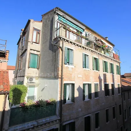 Degli Artisti Apartment