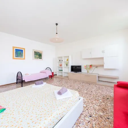Lovely Canal View Apartment