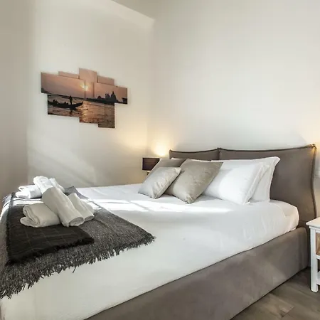 Elegant Fornasa Vecia, Canal View With A Beautiful Garden R&r Apartment Venice