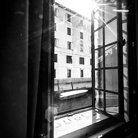 Apartment Elegant Fornasa Vecia, Canal View With A Beautiful Garden R&r Venice