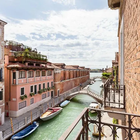Elegant Two Bedroom In Venetian Style Apartment Venice