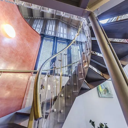 Luxury Penthouse Apartment *
