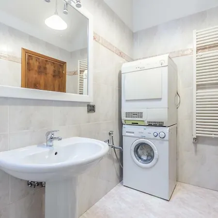 아파트 Maurizio House - Near The Train Station