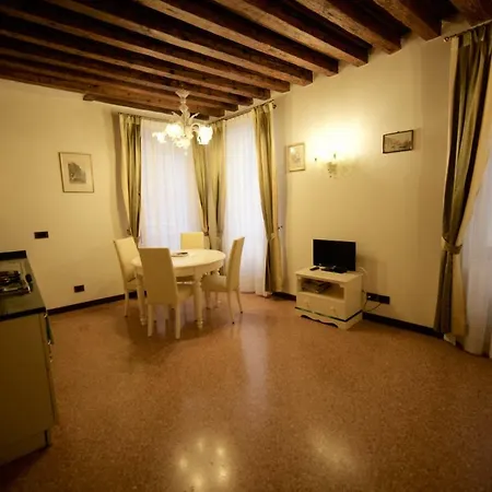 Family Three Minutes From San Marco Square, Apartment Venice