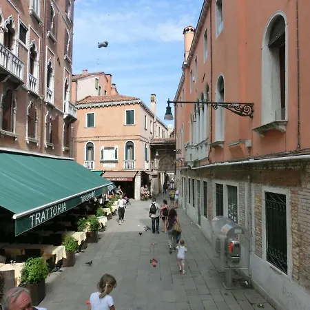 Family Three Minutes From San Marco Square, Apartment Venice