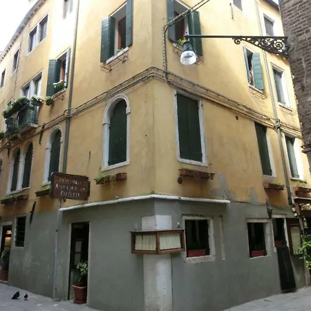 Family Three Minutes From San Marco Square, Apartment *