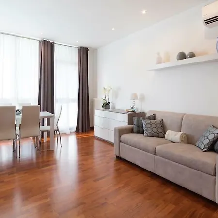 Modern Sunny In Residental Area Apartment *