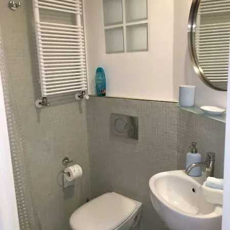 Modern Sunny In Residental Area Apartment Venice