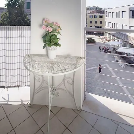 Modern Sunny In Residental Area Apartment Venice