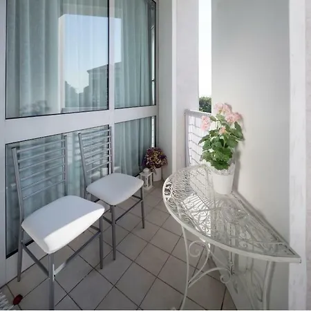 Apartment Modern Sunny In Residental Area *