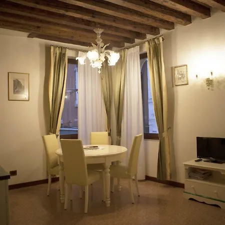 Family Three Minutes From San Marco Square, Apartment