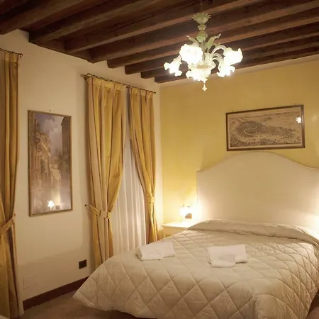 Family Three Minutes From San Marco Square, Apartment Venice