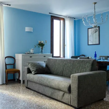 Azzurro Two Bathrooms Apartment *