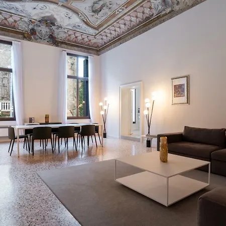 Palazzo Vendramin Costa *