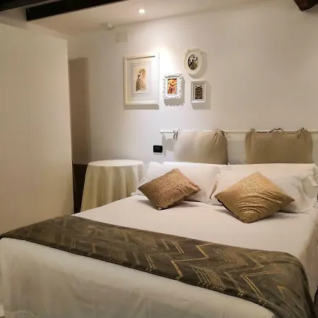 Alcova Apartment *