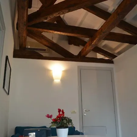 Yellow House Apartment Venice