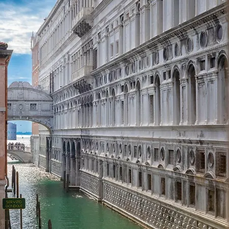 Apartment Bridge Of Sighs Luxurious *